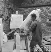 17.08.1972, Polska
Pomnik Mikołaja Kopernika w pracowni rzeźbiarskiej.
Fot. Jarosław Tarań, zbiory Ośrodka KARTA [72-23]
 
