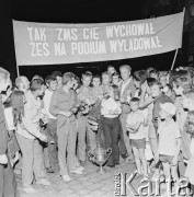 25.07.1972, Cieszyn, Polska
Powitanie polskiej ekipy wracającej z pucharem z szybowcowych Mistrzostw Świata w Jugosławii, z prawej Jan Wróblewski i Franciszek Kępka, z lewej Stanisław Kluk (piloci) i Józef Dankowski (instruktor). Napis na transparencie: 