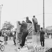 31.05.1972, Warszawa, Polska.
Co się tam dzieje? Okolice grobu Nieznanego Żołnierza.
Fot. Jarosław Tarań, zbiory Ośrodka KARTA [72-7]
 
