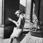10.07.1972, Warszawa, Polska.
Ulica Krucza, dziewczyna i koszyki.
Fot. Jarosław Tarań, zbiory Ośrodka KARTA [72-9]
 
