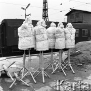 2.07.1972, Warszawa, Polska.
Manekiny na peronie dworca kolejowego.
Fot. Jarosław Tarań, zbiory Ośrodka KARTA [72-10]
 

