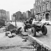 1.09.1972, Warszawa, Polska.
Fragment miasta, układanie nowego chodnika na przystanku autobusu linii 100.
Fot. Jarosław Tarań, zbiory Ośrodka KARTA [72-4]
 
