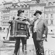 Maj 1972, Warszawa, Polska.
Kataryniarze na Starym Mieście.
Fot. Jarosław Tarań, zbiory Ośrodka KARTA [72-16]
 
