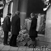 15.11.1972, Warszawa, Polska.
Handlarz koszykami przed sklepem z owocami i warzywami.
Fot. Jarosław Tarań, zbiory Ośrodka KARTA [72-14]
 
