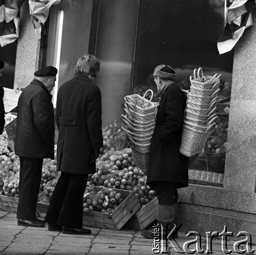 15.11.1972, Warszawa, Polska.
Handlarz koszykami przed sklepem z owocami i warzywami.
Fot. Jarosław Tarań, zbiory Ośrodka KARTA [72-14]
 
