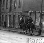 15.11.1972, Warszawa, Polska.
Konny patrol Milicji Obywatelskiej, z prawej przystanek autobusowy linii 118, 128 i 162.
Fot. Jarosław Tarań, zbiory Ośrodka KARTA [72-14]
 
