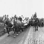 10.03.1972, Zamość okolice, Polska
 Obwożenie gromnicy.
 Fot. Jarosław Tarań, zbiory Ośrodka KARTA [72-41]
   
