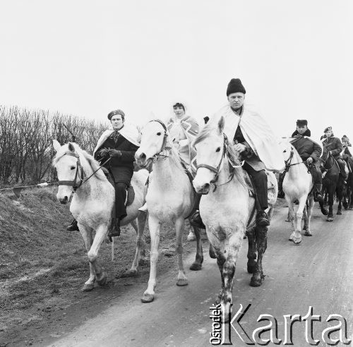 10.03.1972, Zamość okolice, Polska
 Obwożenie gromnicy.
 Fot. Jarosław Tarań, zbiory Ośrodka KARTA [72-41]
   
