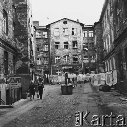 20.06.1972, Poznań, Polska
Podwórko w centrum miasta, wiszące pranie, z lewej wejście do zakładu czapnika.
Fot. Jarosław Tarań, zbiory Ośrodka KARTA [72-42]
 
