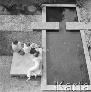 8.09.1972, Warszawa, Polska.
 Odpoczynek przy fontannie.
 Fot. Jarosław Tarań, zbiory Ośrodka KARTA [72-22]
   
