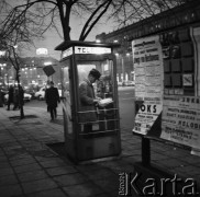 2.03.1972, Warszawa, Polska.
Ulica Marszałkowska wieczorem, mężczyzna dzwoniący z budki telefonicznej.
Fot. Jarosław Tarań, zbiory Ośrodka KARTA [72-39]
 
