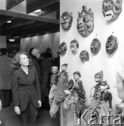 26.03.1972, Warszawa, Polska.
 Wystawa sztuki orientalnej, rzeźby i maski.
 Fot. Jarosław Tarań, zbiory Ośrodka KARTA [72-35]
   
