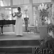 14.08.1972, Warszawa, Polska.
Koncert kameralny w Starej Pomarańczarni.
Fot. Jarosław Tarań, zbiory Ośrodka KARTA [72-25]
 

