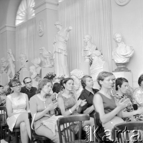 14.08.1972, Warszawa, Polska.
Koncert kameralny w Starej Pomarańczarni.
Fot. Jarosław Tarań, zbiory Ośrodka KARTA [72-25]
 
