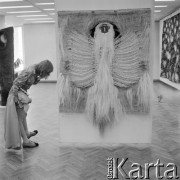 8.09.1972, Warszawa, Polska.
 Wystawa tkanin.
 Fot. Jarosław Tarań, zbiory Ośrodka KARTA [72-22]
   
