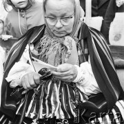 28.05.1972, Warszawa, Polska.
 Cepeliada, wycinanki.
 Fot. Jarosław Tarań, zbiory Ośrodka KARTA [72-59]
   
