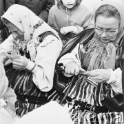 28.05.1972, Warszawa, Polska.
 Cepeliada, wycinanki.
 Fot. Jarosław Tarań, zbiory Ośrodka KARTA [72-59]
   
