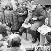 28.05.1972, Warszawa, Polska.
Cepeliada. Garncarz przy pracy.
Fot. Jarosław Tarań, zbiory Ośrodka KARTA [72-59]
 
