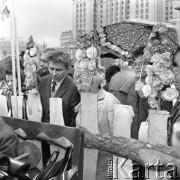 28.05.1972, Warszawa, Polska.
 Cepeliada. Papierowe kwiaty na płocie.
 Fot. Jarosław Tarań, zbiory Ośrodka KARTA [72-59]
   

