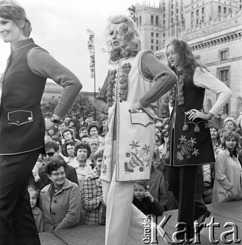 28.05.1972, Warszawa, Polska.
Cepeliada, pokaz mody opartej na wzornictwie ludowym.
Fot. Jarosław Tarań, zbiory Ośrodka KARTA [72-60]
 
