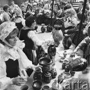 28.05.1972, Warszawa, Polska.
Cepeliada, stoisko z wyrobami ceramicznymi.
Fot. Jarosław Tarań, zbiory Ośrodka KARTA [72-58]
 
