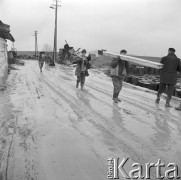 21.04.1972, Krakowskie woj., Polska
Budowa drugiej jezdni na trasie Kraków-Zakopane.
Fot. Jarosław Tarań, zbiory Ośrodka KARTA [72-86]
 
