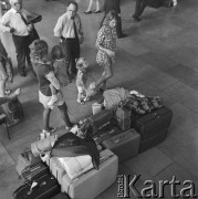 10.07.1972, Warszawa, Polska.
Międzynarodowy Port Lotniczy Okęcie, podróżni z bagażami.
Fot. Jarosław Tarań, zbiory Ośrodka KARTA [72-108]
 
