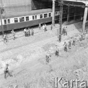 26.03.1972, Warszawa, Polska.
Awaria wodociągów w Alejach Jerozolimskich przy Żelaznej.
Fot. Jarosław Tarań, zbiory Ośrodka KARTA [72-84]
 

