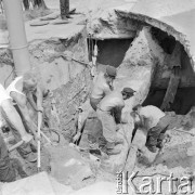 26.03.1972, Warszawa, Polska.
Awaria wodociągów w Alejach Jerozolimskich przy Żelaznej.
Fot. Jarosław Tarań, zbiory Ośrodka KARTA [72-84]
 
