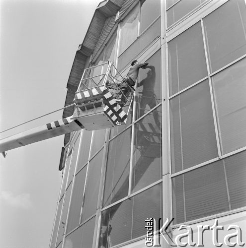 4.06.1972, Warszawa, Polska.
Mycie Rotundy.
Fot. Jarosław Tarań, zbiory Ośrodka KARTA [72-240]
 
