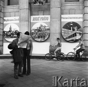 15.05.1972, Warszawa, Polska.
 Mężczyzna z gazetą.
 Fot. Jarosław Tarań, zbiory Ośrodka KARTA [72-32]
   
