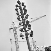10.10.1972, Warszawa, Polska.
Reflektory na budowie, w tle dźwigi.
Fot. Jarosław Tarań, zbiory Ośrodka KARTA [72-75]
 
