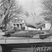 6.04.1972, Warszawa, Polska.
Głaz narzutowy przed Muzeum Ziemi.
Fot. Jarosław Tarań, zbiory Ośrodka KARTA [72-98]
 
