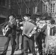 1.05.1972, Warszawa, Polska.
Orkiestra podwórkowa z Gdańska na Starówce.
Fot. Jarosław Tarań, zbiory Ośrodka KARTA [72-98]
 
