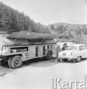 29.05.1972, Polska
 Stacja benzynowa, cysterna z benzyną.
 Fot. Jarosław Tarań, zbiory Ośrodka KARTA [72-80]
   
