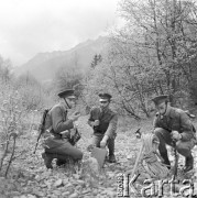 29.05.1972, brak miejsca, Podhale, Polska
Strefa przygraniczna, żołnierze Podhalańskiej Brygady Wojsk Ochrony Pogranicza na patrolu.
Fot. Jarosław Tarań, zbiory Ośrodka KARTA [72-179]
 
