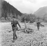 29.05.1972, brak miejsca, Podhale, Polska
Strefa przygraniczna, żołnierze Podhalańskiej Brygady Wojsk Ochrony Pogranicza na patrolu.
Fot. Jarosław Tarań, zbiory Ośrodka KARTA [72-179]
 
