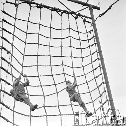 29.05.1972, brak miejsca, Podhale, Polska
Żołnierze Podhalańskiej Brygady Wojsk Ochrony Pogranicza na ćwiczeniach.
Fot. Jarosław Tarań, zbiory Ośrodka KARTA [72-179]
 
