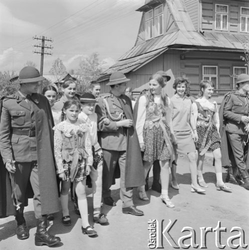 29.05.1972, Polska
Żołnierze Podhalańskiej Brygady Wojsk Ochrony Pogranicza podczas spotkania z dziećmi i młodzieżą.
Fot. Jarosław Tarań, zbiory Ośrodka KARTA [72-179]
 
