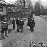 29.05.1972, brak miejsca, Podhale, Polska
Żołnierze Podhalańskiej Brygady Wojsk Ochrony Pogranicza podczas spotkania z dziećmi i młodzieżą.
Fot. Jarosław Tarań, zbiory Ośrodka KARTA [72-179]
 
