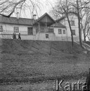 16.12.1972, Żarnowiec, Polska
 Dworek Marii Konopnickiej, dar od narodu polskiego przekazany pisarce w 1903 r. z okazji 25-o lecia pracy.
 Fot. Jarosław Tarań, zbiory Ośrodka KARTA [72-170]
   

