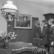 16.12.1972, Żarnowiec, Polska
 Dworek Marii Konopnickiej, dar od narodu polskiego przekazany pisarce w 1903 r. z okazji 25-o lecia pracy, na ścianie portret pisarki.
 Fot. Jarosław Tarań, zbiory Ośrodka KARTA [72-170]
   
