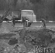 21.04.1972, woj. Kraków, Polska
 Budowa drugiej jezdni na trasie Kraków-Zakopane.
 Fot. Jarosław Tarań, zbiory Ośrodka KARTA [72-86]
   
