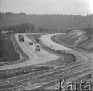 21.04.1972, woj. Kraków, Polska
 Budowa drugiej jezdni na trasie Kraków-Zakopane.
 Fot. Jarosław Tarań, zbiory Ośrodka KARTA [72-86]
   
