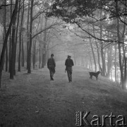 6.08.1972, Łowisko n/Bugiem, Polska
 Polowanie na kaczki, myśliwi i pies.
 Fot. Jarosław Tarań, zbiory Ośrodka KARTA [72-145]
   
