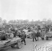 10.03.1972, Piaski, woj. Lublin, Polska
 Rolnicy na jarmarku.
 Fot. Jarosław Tarań, zbiory Ośrodka KARTA [72-148]
   
