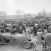 10.03.1972, Piaski, woj. Lublin, Polska
 Rolnicy na jarmarku.
 Fot. Jarosław Tarań, zbiory Ośrodka KARTA [72-148]
   
