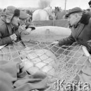 10.03.1972, Piaski, woj. Lublin, Polska
 Rolnicy na jarmarku.
 Fot. Jarosław Tarań, zbiory Ośrodka KARTA [72-148]
   
