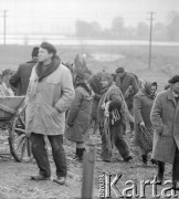 10.03.1972, Piaski, woj. Lublin, Polska
 Rolnicy na jarmarku.
 Fot. Jarosław Tarań, zbiory Ośrodka KARTA [72-147]
   
