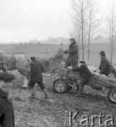 10.03.1972, Piaski, woj. Lublin, Polska
 Rolnicy na jarmarku.
 Fot. Jarosław Tarań, zbiory Ośrodka KARTA [72-147]
   
